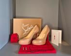 Beige lakpompen van Christian Louboutin in uitstekende staat, Kleding | Dames, Pumps, Verzenden, Beige, Zo goed als nieuw