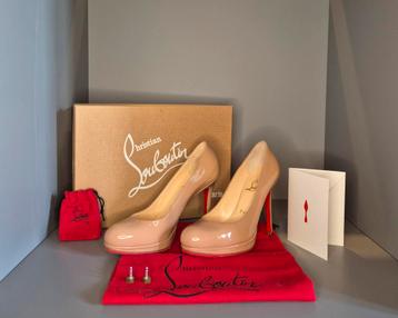 Beige lakpompen van Christian Louboutin in uitstekende staat beschikbaar voor biedingen