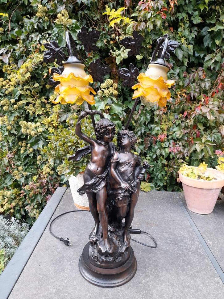 Lampe de table lourde en bronze artificiel à rosaces d'après, Antiquités & Art, Antiquités | Éclairage, Enlèvement