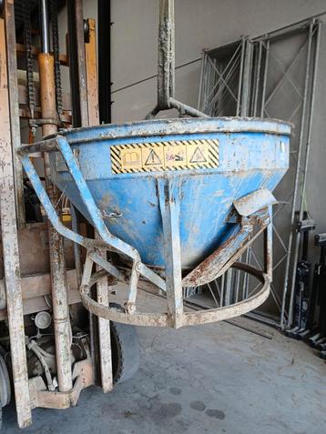 Beton kubel 200 liter beschikbaar voor biedingen