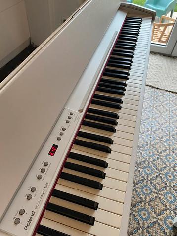 Piano Roland f-130R disponible aux enchères