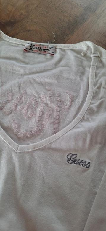 Witte t-shirt Guess  beschikbaar voor biedingen