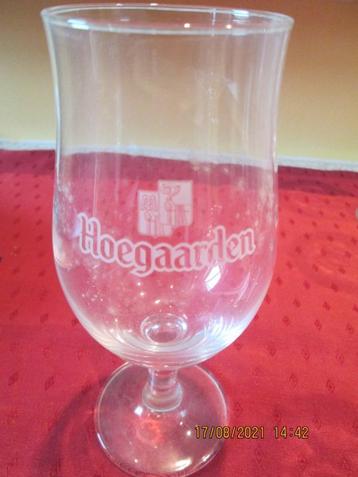 Verre « HOEGAARDEN » sur pied                                beschikbaar voor biedingen