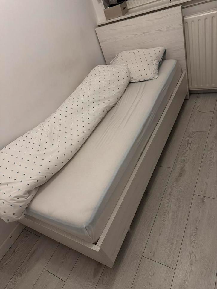 Bedden met matras en lattenbodems + nachtkastjes, Huis en Inrichting, Slaapkamer | Slaapbanken, Zo goed als nieuw, Ophalen