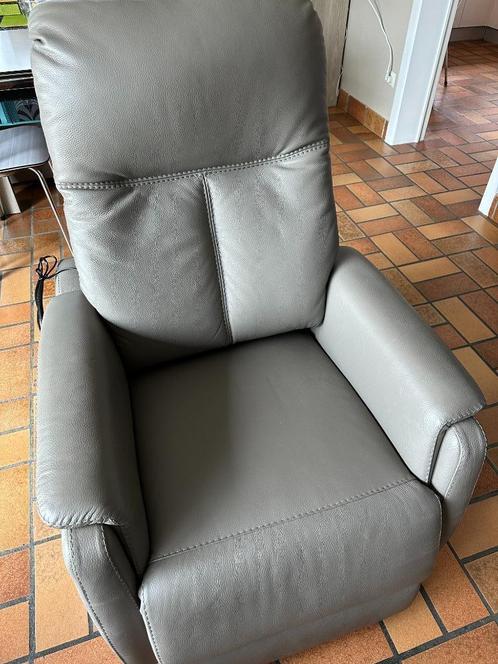 Fauteuil électrique lift 2 moteurs - état neuf, Maison & Meubles, Fauteuils, Comme neuf, Bois, Cuir, 50 à 75 cm, 75 à 100 cm