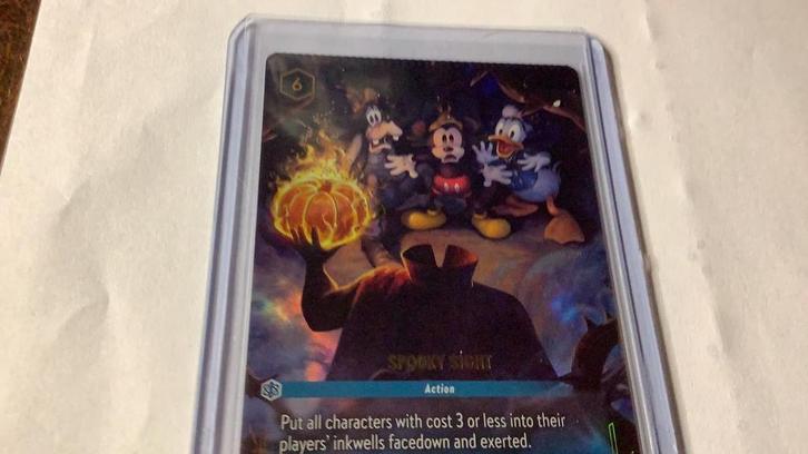 Lorcana Enchanted set 10 Spooky sight. Met productie fout!, Verzamelen, Disney, Nieuw, Ophalen