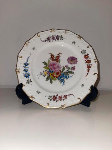 2 porseleinen borden beschikbaar voor biedingen