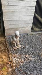 Stenen windhond, Tuin en Terras, Tuinbeelden, Ophalen, Gebruikt, Beton, Dierenbeeld
