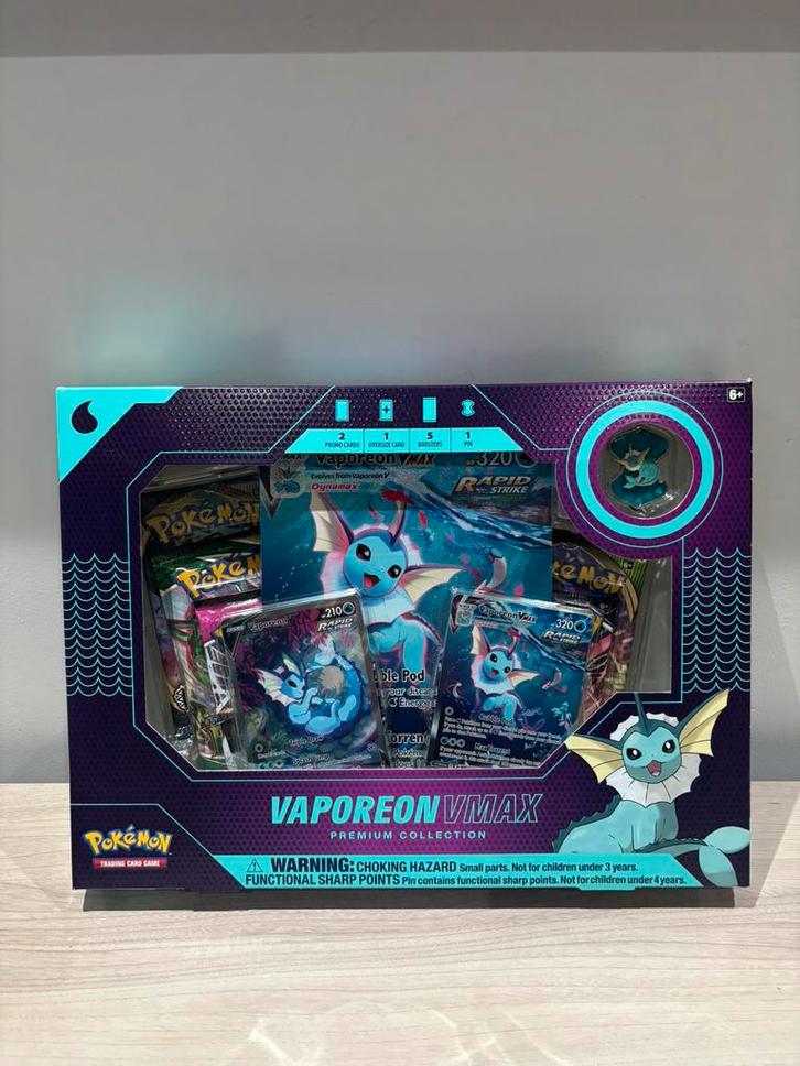 Vaporeon VMAX Premium Collection – EU Version pokemon, Hobby en Vrije tijd, Verzamelkaartspellen | Pokémon, Booster, Ophalen of Verzenden