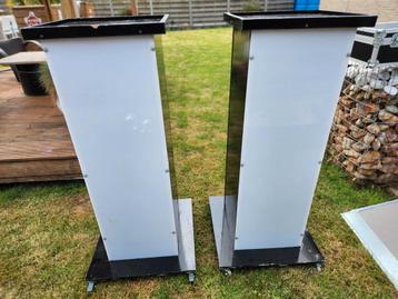 Zuilen met plexiglas op wielen. beschikbaar voor biedingen