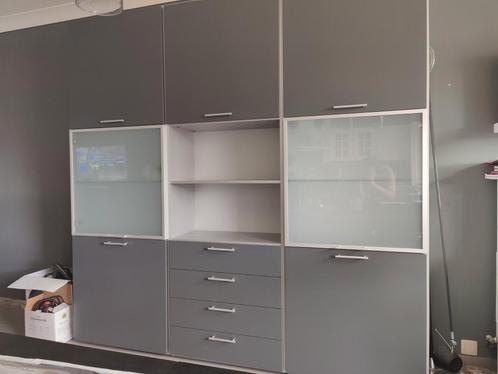 Industriële grijze wandkast met metalen accenten en glas, Huis en Inrichting, Kasten | Wandmeubels, Zo goed als nieuw, Overige houtsoorten