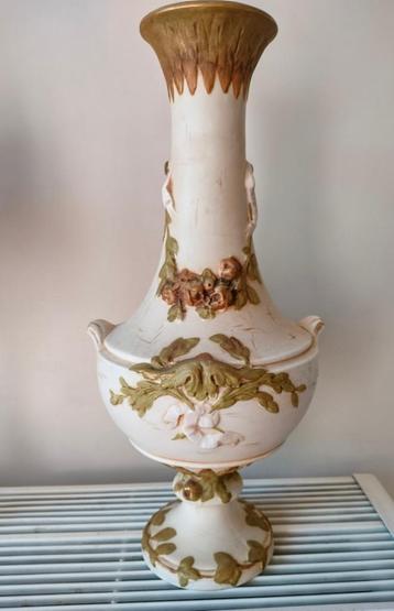 Antieke vaas Royal Dux Bohemia beschikbaar voor biedingen