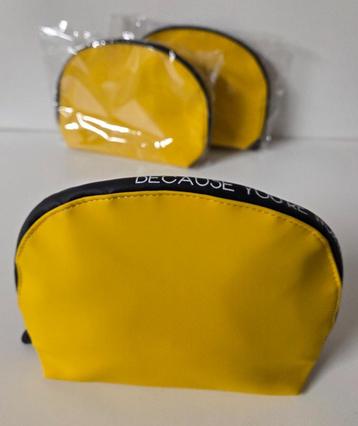 Geel gevoerd toilettasje met rits, 23 x 16 x 6,5. NIEUW !! beschikbaar voor biedingen