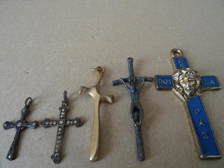 Kruis kruisje kruisbeeld medaillon hanger 19 euro per stuk, Verzamelen, Religie, Gebruikt, Christendom | Katholiek, Sieraad, Ophalen of Verzenden