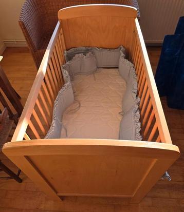 Lit Bébé Pericles en Hètre avec matelas et tour de lit, Enlèvement, Utilisé, Lit