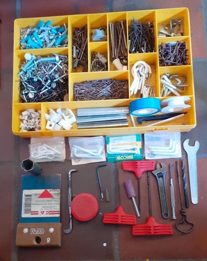 Lot pour bricolage outils clou vis et divers, Hobby & Loisirs créatifs, Bricolage, Utilisé, Enlèvement ou Envoi