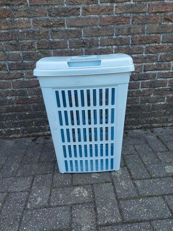 Hoge wasmand met deksel  beschikbaar voor biedingen