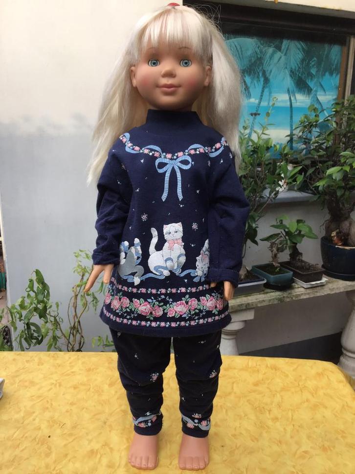 Poupée habillée de 62 cm avec trousseau, Verzamelen, Poppen, Zo goed als nieuw, Pop, Ophalen of Verzenden