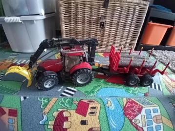 bruder tractor met grijpkraan en remorque en boomstammen