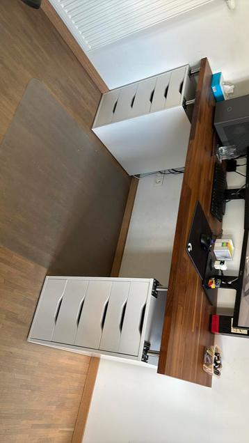 Zelfgemaakte bureau beschikbaar voor biedingen