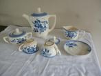 Partie d'un ancien service vaisselle blanc et fleurs bleues, Antiquités & Art, Enlèvement ou Envoi