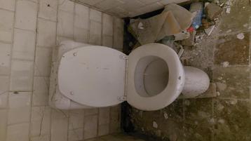 2 WC fonctionnel pas fêlé mais à nettoyer  beschikbaar voor biedingen