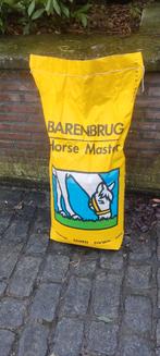 Wijde gras voor paarden., Ophalen