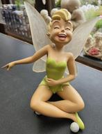 Disney beeldje Tinkerbel Zittend en Lachend, Enlèvement ou Envoi, Autres personnages, Comme neuf, Statue ou Figurine