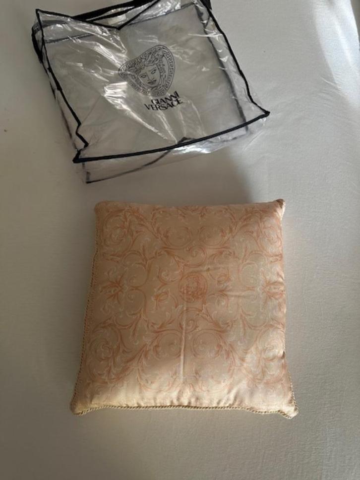 Twee sierkussens Gianni VERSACE, Huis en Inrichting, Woonaccessoires | Kussens, Zo goed als nieuw, Roze, Vierkant, Ophalen