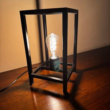 Industriële zwart gelaste lamp met Edison LED-lamp beschikbaar voor biedingen