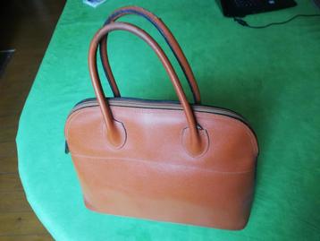 VINTAGE LEREN HANDTAS TERRACOTTA-KLEUR MET RITSSLUITINGNG    beschikbaar voor biedingen