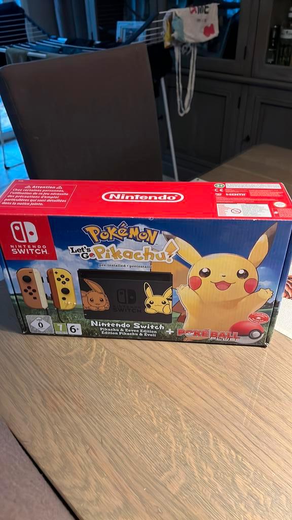 Switch - Let's Go, Pikachu!, Games en Spelcomputers, Spelcomputers | Nintendo Switch, Zo goed als nieuw, Switch 2019 Upgrade, Met 2 controllers