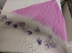 Paarse en roze driehoekige sjaal of omslagdoek, Kleding | Dames, Mutsen, Sjaals en Handschoenen, Ophalen of Verzenden, Zo goed als nieuw