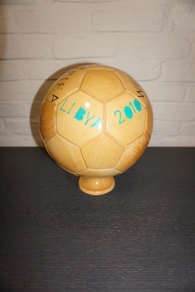 UNIEK FIFA voetbal trofee van libya 2010 van moamar khadaffi, Verzamelen, Sportartikelen en Voetbal, Ophalen of Verzenden