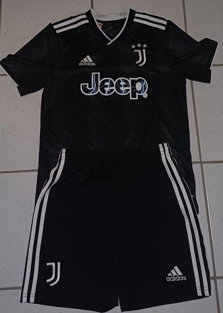 Juventus FC uittenue 2022/2023 – shirt + broek, Sport en Fitness, Voetbal, Zo goed als nieuw, Shirt, Ophalen of Verzenden