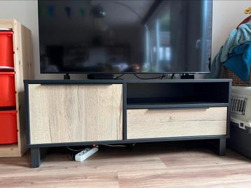 TV meubel 3 jaar oud zwart-eik beschikbaar voor biedingen