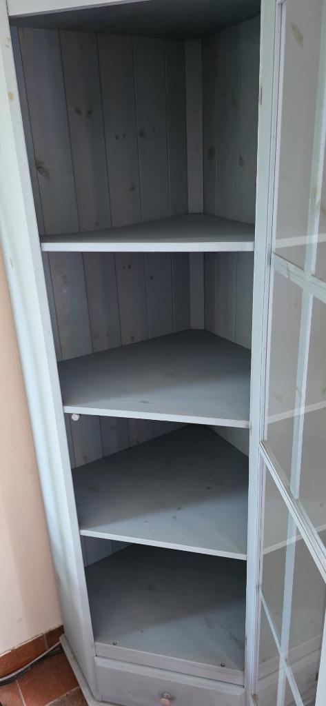 Blauw houten hoekkastje met glazen deurtje, Huis en Inrichting, Kasten | Vitrinekasten, Zo goed als nieuw, 150 tot 200 cm, 50 tot 100 cm