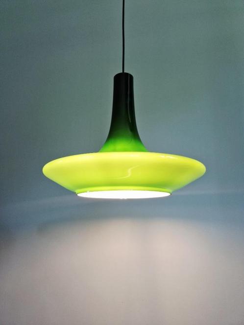 Grote groene opaline suspensie, Peill & Putzler, 1970, Antiek en Kunst, Antiek | Verlichting, Ophalen of Verzenden