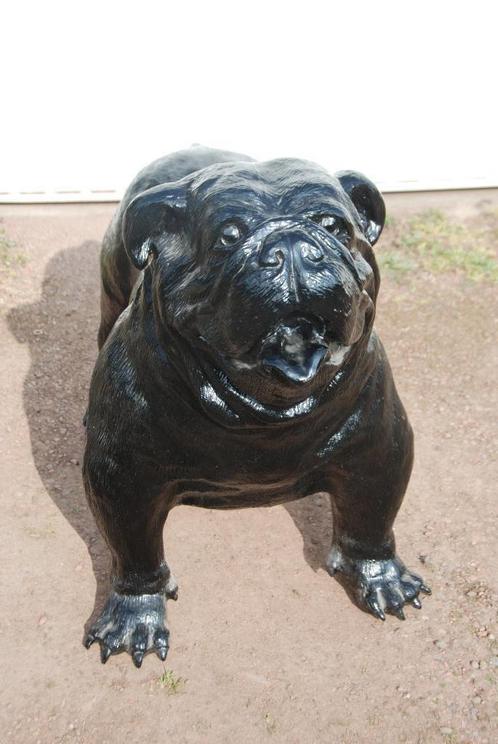 Groot hondenbeeld Engelse bulldog in zwarte hars, Tuin en Terras, Tuinbeelden, Gebruikt, Dierenbeeld, Overige materialen, Ophalen