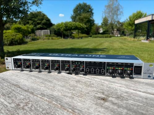 Behringer - V2 Ultrazone, Muziek en Instrumenten, Mengpanelen, Zo goed als nieuw, Ophalen of Verzenden
