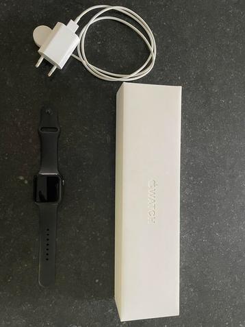 Apple watch series 4 44 mm black sport band beschikbaar voor biedingen