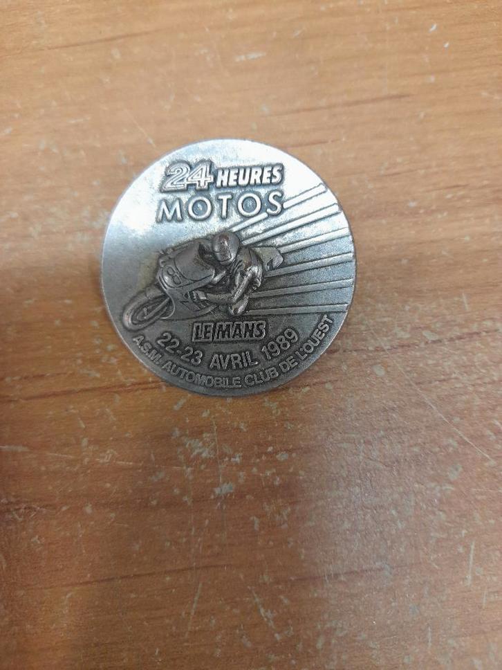 Oude pinbadge 24h Le Mans 1989 motorfiets, Verzamelen, Speldjes, Pins en Buttons, Gebruikt, Speldje of Pin, Sport, Ophalen of Verzenden