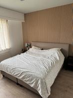 180x200 kleur beige en het bed is leer., Huis en Inrichting, Slaapkamer | Boxsprings, Ophalen, Gebruikt, Beige, Tweepersoons
