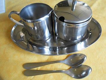 Klein koffieservies beschikbaar voor biedingen