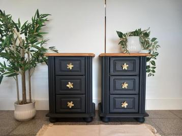 2 nachtkastjes zwart, met gouden bloemen knopjes beschikbaar voor biedingen