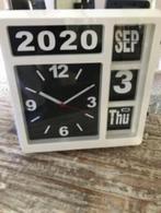 annaloog klok , witte staande klok , met datum, Maison & Meubles, Enlèvement ou Envoi, Horloge sur pied, Neuf