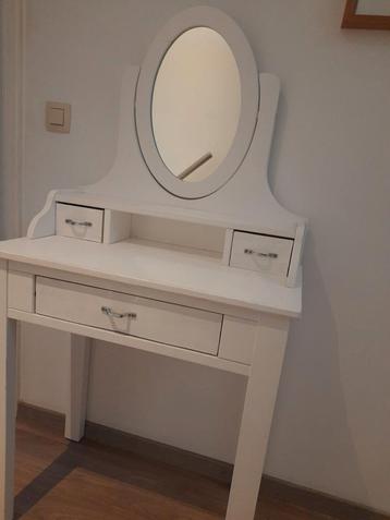 Make-up tafeltje beschikbaar voor biedingen