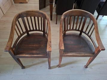 2 koloniale stoelen met armleuning beschikbaar voor biedingen