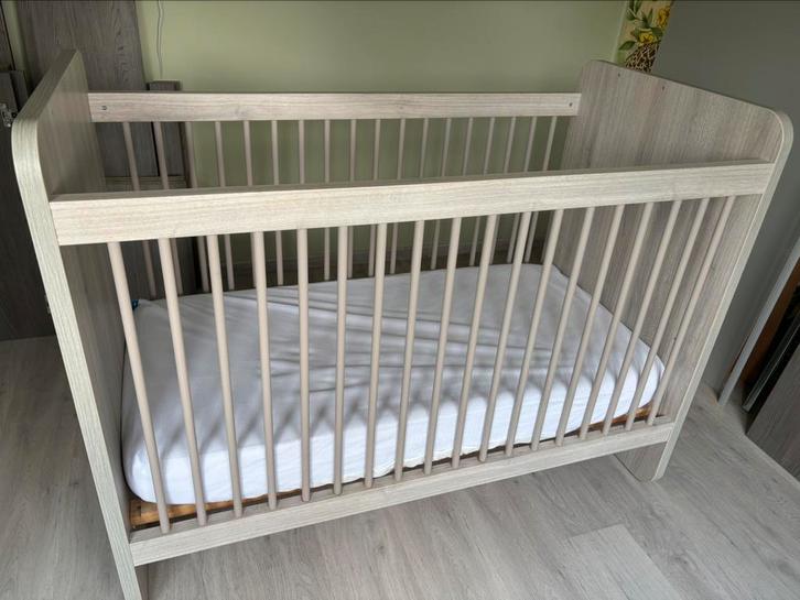 Babybed/meegroeibed incl matras + commode, Kinderen en Baby's, Babywiegjes en Ledikanten, Zo goed als nieuw, Ophalen