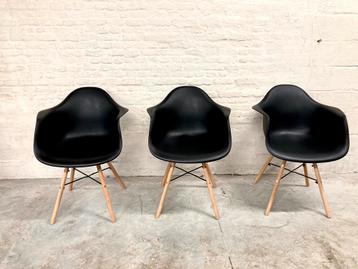 3x Eames-stijl DAW stoelen  – zwart met kussens beschikbaar voor biedingen